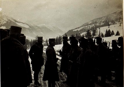 Feldmarschall von Conrad bei Truppen der 90. Infanterietruppendivision im Fleimstal in der Nähe von Vigo di Fassa. (BildID 15583997)