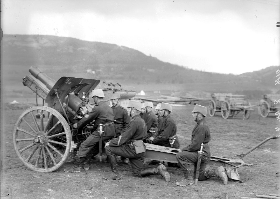 Feldhaubitze mit Mannschaft feuerbereit - CH-BAR - 3241886
