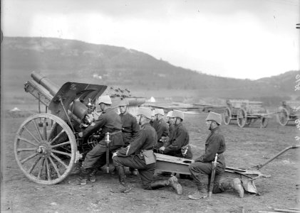 Feldhaubitze mit Mannschaft feuerbereit - CH-BAR - 3241886