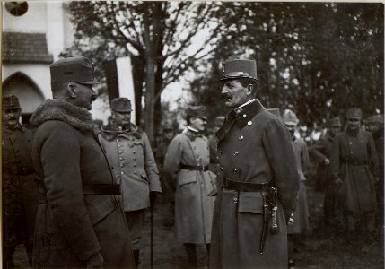 Feldmarschalleutnant von Felix, Regimentskommandant des.J.R.No.1.nach dem Kirchengang hinter der Front (BildID 15654262)