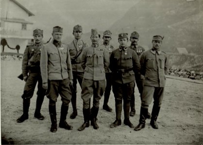 Feldmarschallleutnant Josef Nemeczek mit hoch dekorierten Soldaten, Trägern der goldenen Tapferkeitsmedaillle, der 44. Landwehrinfanteriedivision, rechts neben dem Feldmarschalleutnant, Fähnrich Ruthn (BildID 15463506)