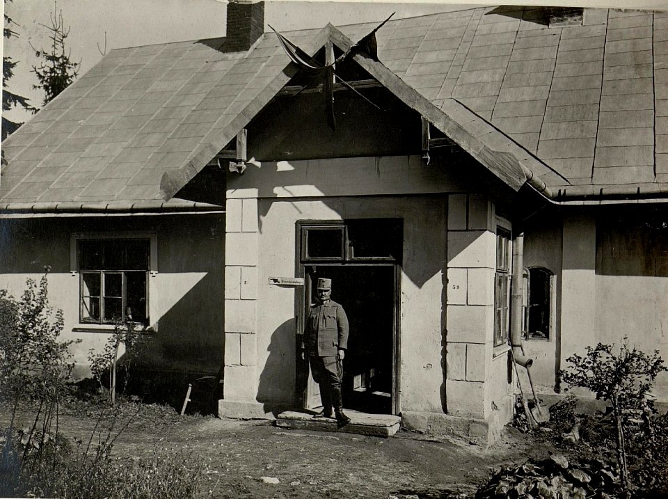 Feldmarschallleutnant, Divisionär Eduard Böl(t)z vor dem Kommando der 19. Infanteriedivision in Hodow, 23. September 1916 (BildID 15542751)