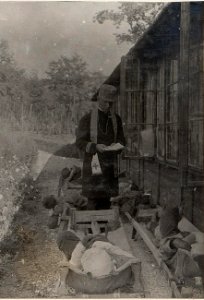 Feldkurat tröstet Schwerverwundete bei Osek.29.8.17. (BildID 15600550)