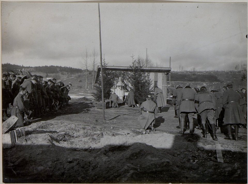 Feldmess beim 12.J.D.komdo am Christtage 1916. in Neagra Sarulin. (BildID 15452078)