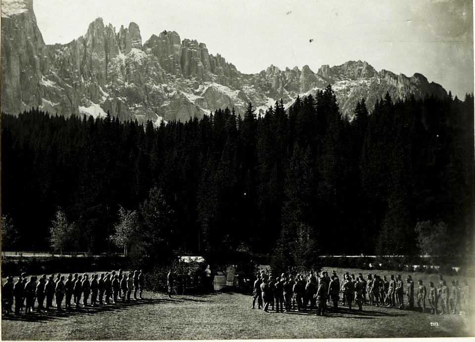 Feldmesse am 4.Oktober 1916. Im Hintergrund Latemar. (BildID 15588050)