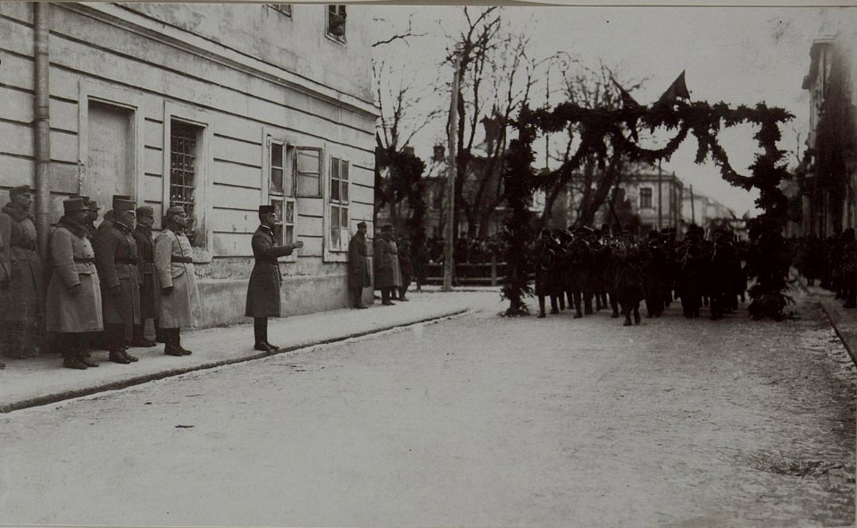 Feldmarschall Böhm-Ermolli besucht das zurückeroberte Brody. Parade der 25. Infanteriedivision vor dem Feldmarschall (BildID 15445767)