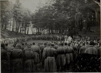 Feldmesse hinter d-Feuerlinie d-14. Inftr.Reg.(Die Feldmesse fand unter dem heftigem Art.-Feuer in der Mitte, zu Ehren Sr.Majestäts Na-menstag statt.)(4.10.1915.)östl.M.H.Oderacy. (BildID 15459492)