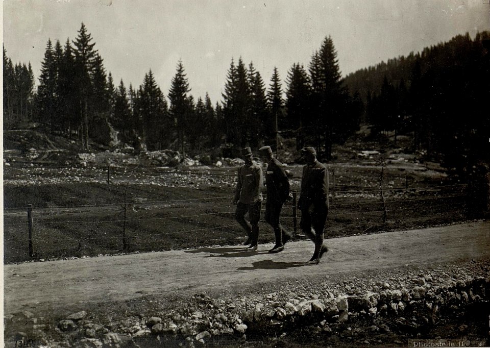 Feldmarschall Conrad v.Hötzendorf beim VI.Korps-Kommando mit Armee-Kommandant Graf Scheuchenstuel. (BildID 15639438)