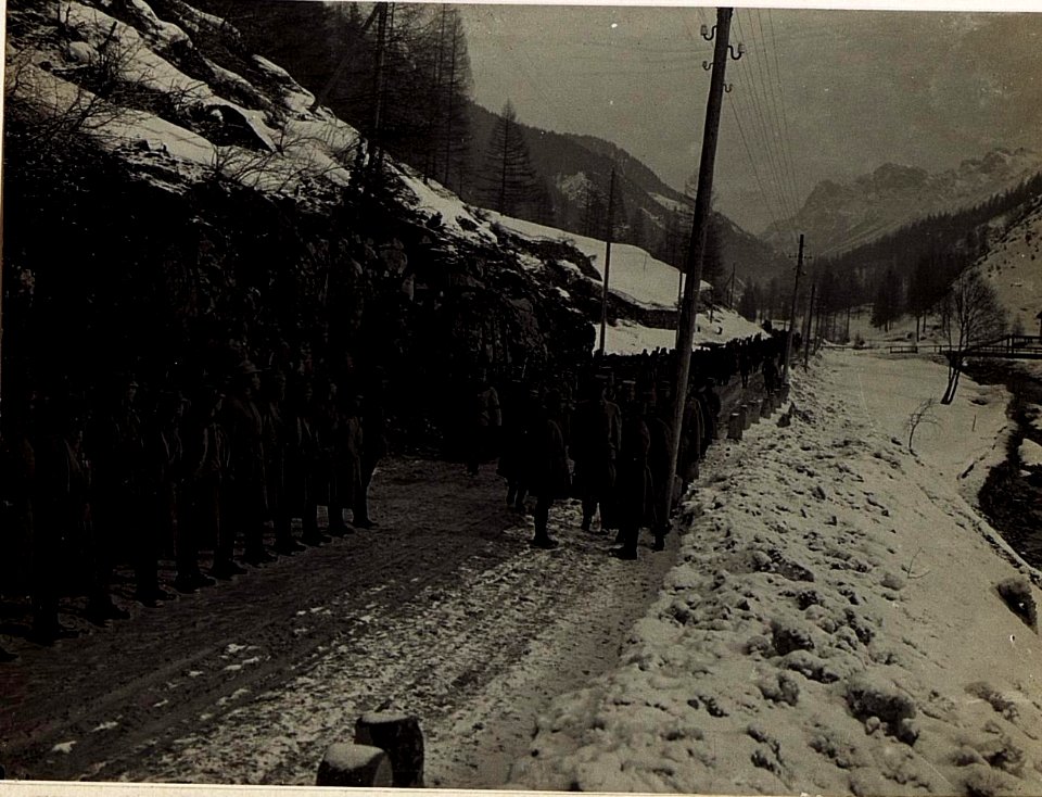 Feldmarschall Freiherr von Conrad spricht Truppen der 90. Infanterietruppendivision an, Meldung eines Kommandanten nach der Defilierung. (BildID 15583983)