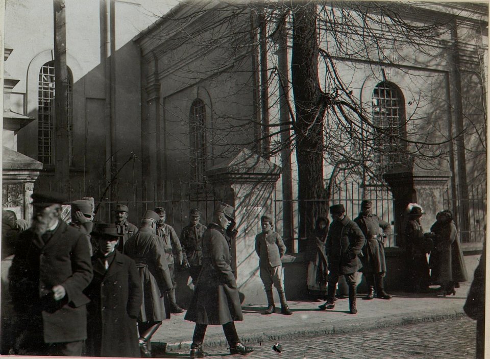 Feldmarschalleutnant Rudolf von Boog, Kommandeur der 25. Infanteriedivision beim Kirchgang in Brody (BildID 15441887)
