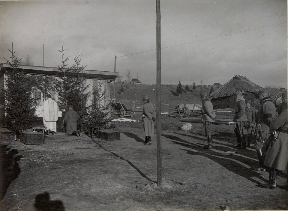 Feldmess beim 12.J.D.komdo am Christtage 1916. in Neagra Sarulin. (BildID 15452071)
