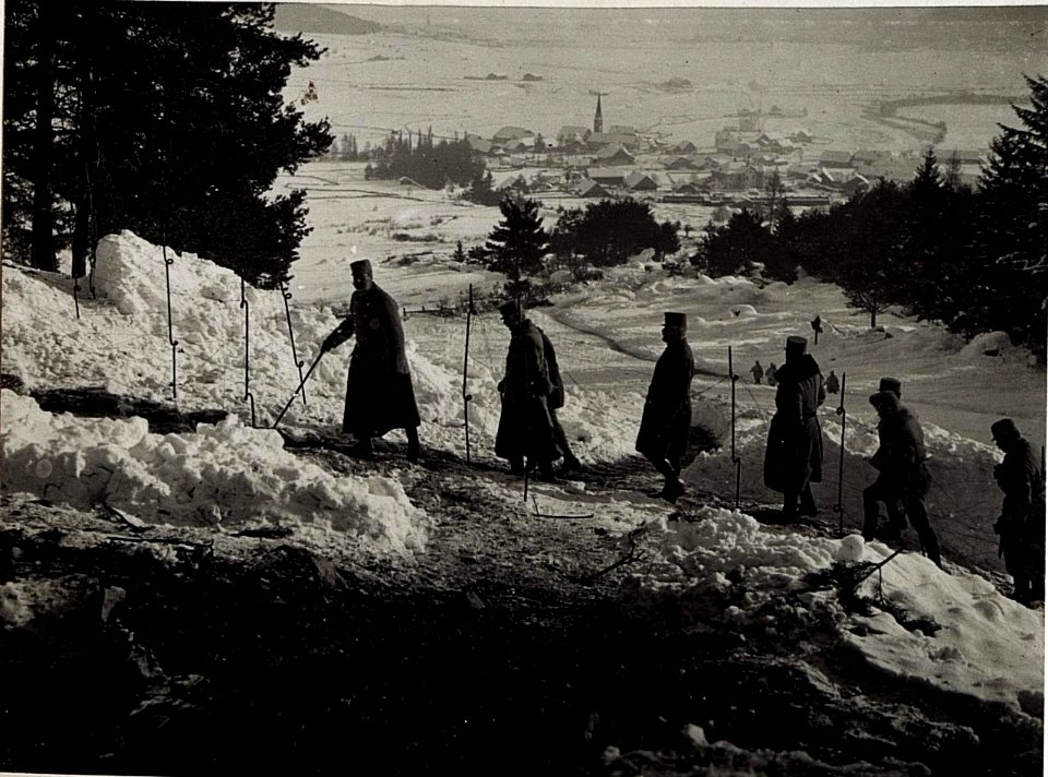 Feldmäßige Schießübung in St.Georgen bei Bruneck. Erzherzog Eugen, hinter ihm Exzellenz von Roth, Exzellenz Kraus und Major Levnaic. (BildID 15578345)