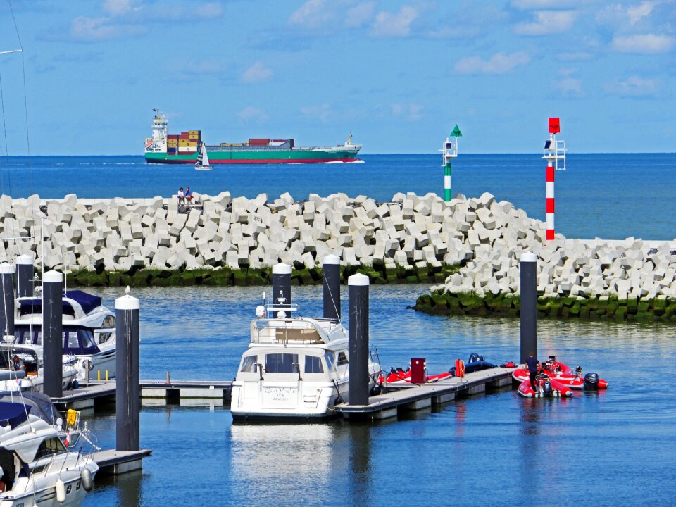 Marina gateway beacon