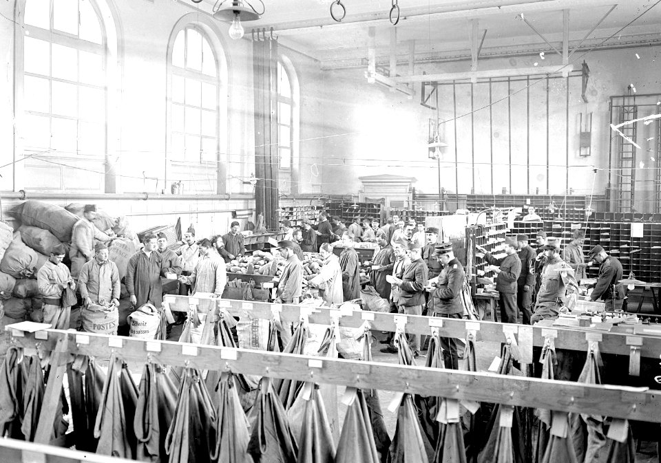 Feldpostbureau Bern in der Turnhalle des Gymnasiums - CH-BAR - 3239308