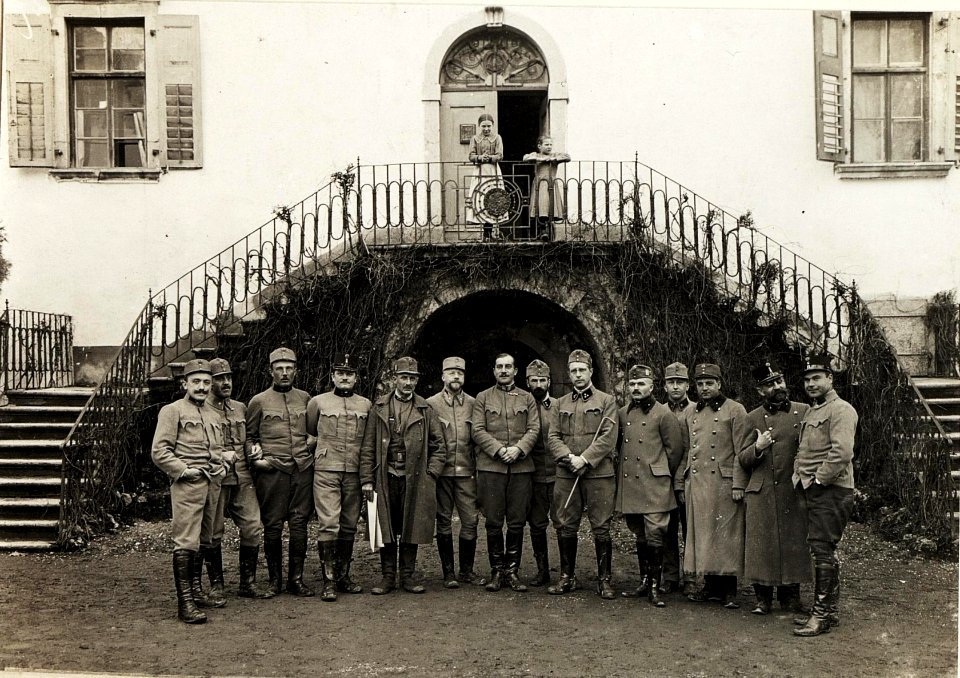 Feldspital 7-8 in Ranziano, Pflege und Aufsichtspersonal mit St.A.Strössler. (BildID 15594073)