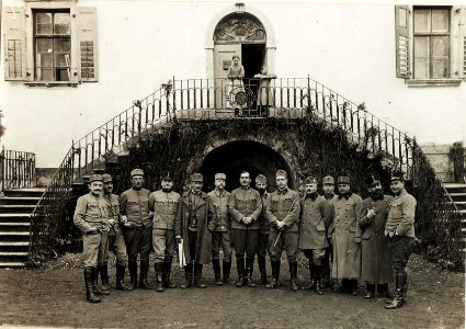 Feldspital 7-8 in Ranziano, Pflege und Aufsichtspersonal mit St.A.Strössler. (BildID 15594073)
