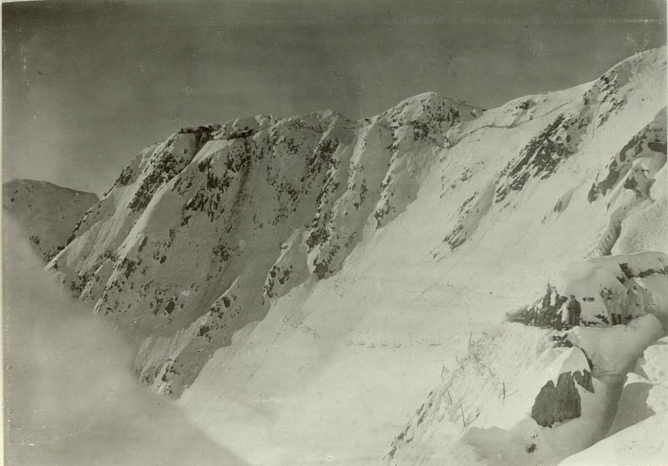 Feldwache der 5. Kompagnie des Bataillons II-57 am Ostgrate der Köderköpfe, oben der Südgrat desselben. (BildID 15464095)