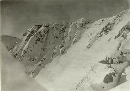 Feldwache der 5. Kompagnie des Bataillons II-57 am Ostgrate der Köderköpfe, oben der Südgrat desselben. (BildID 15464095)
