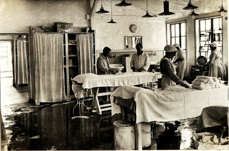 Feldspital in Osek, Operationssaal, 10.5.1916. (BildID 15594929)
