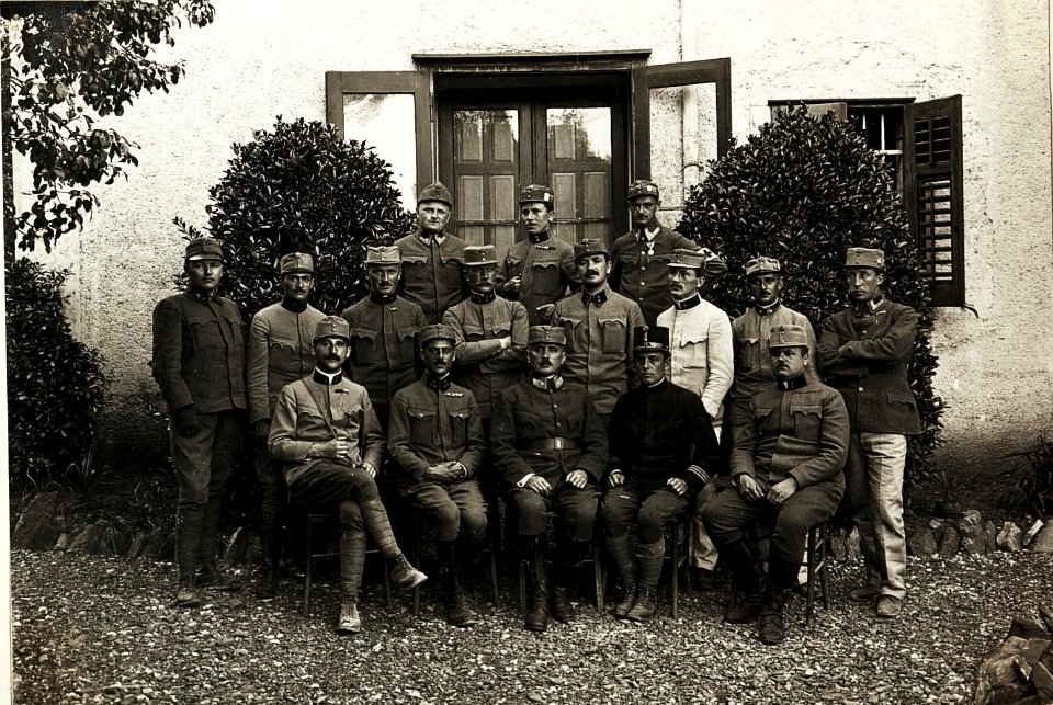 Feldspital 2-16 in Prvacina, Ärztepersonal, 10.5.1916. (BildID 15594866)