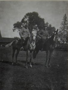 Feldzeugmeister Siegmund Benigni mit seinem Sohn zu Pferd vor den Quartier in Perehinsko, Februar 1916 (BildID 15455331)