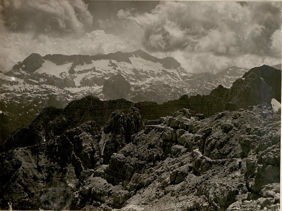 Feldw.am Wischberg mit Kastreinspitze, Gregnedul mit Col de Medeon, Bele Piz u.Caningruppe. (24-7.1917.) (BildID 15801840)