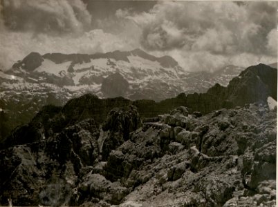 Feldw.am Wischberg mit Kastreinspitze, Gregnedul mit Col de Medeon, Bele Piz u.Caningruppe. (24-7.1917.) (BildID 15801840)