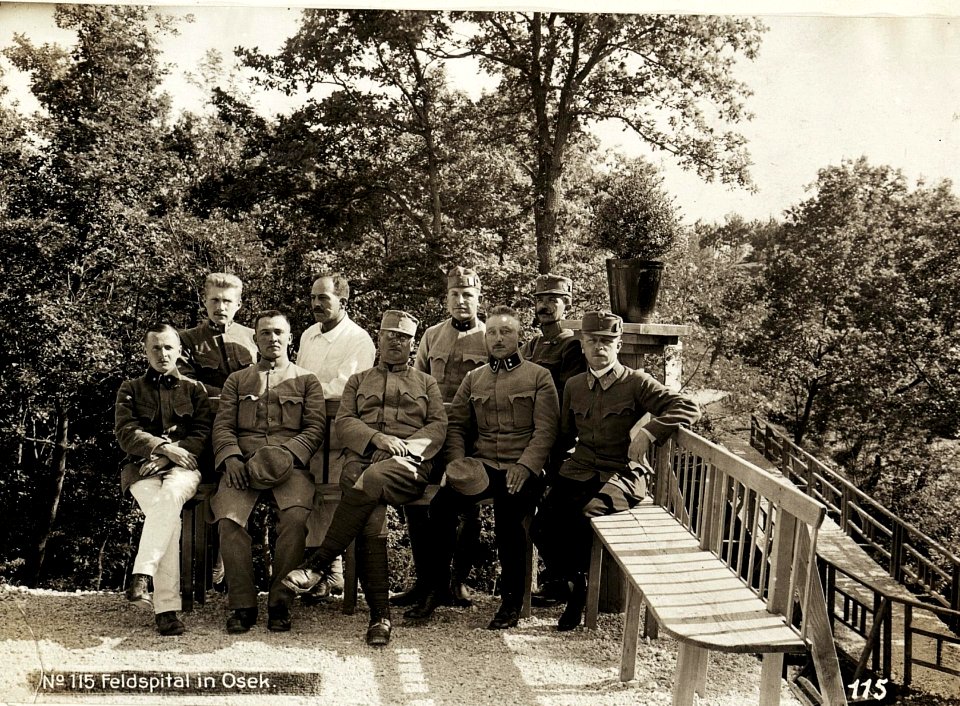 Feldspital in Osek, Ärztepersonal, 10.5.1916. (BildID 15594908)