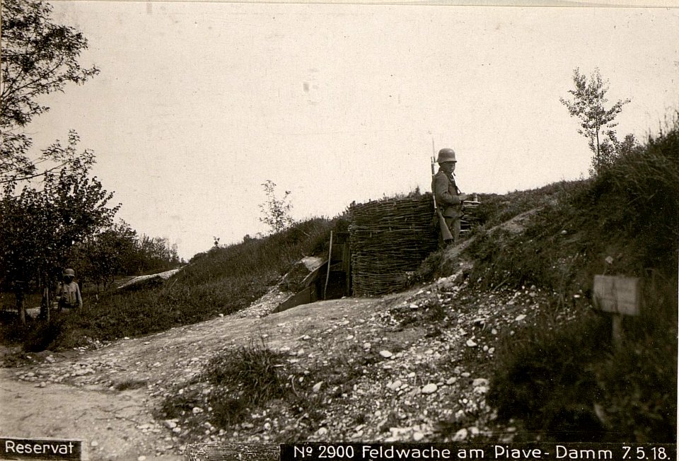Feldwache am Piave-Damm 7.5.18. (BildID 15617935)
