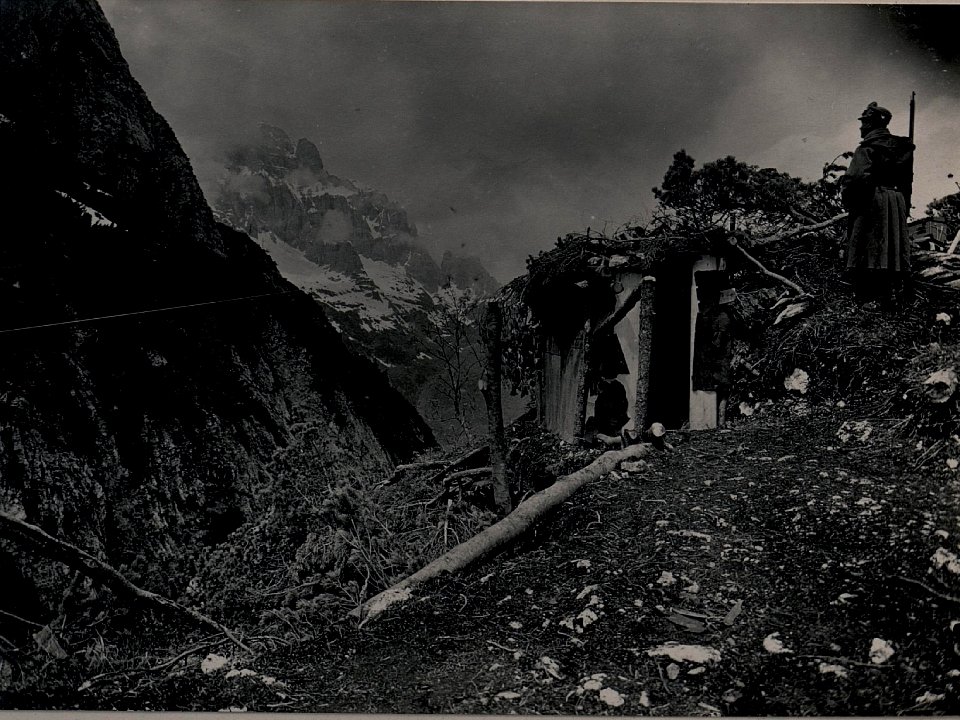Feldwache in der kleinen Naboisscharte, Hintergrund Montasch, aufgenommen am 1.6.1916 (BildID 15473227)