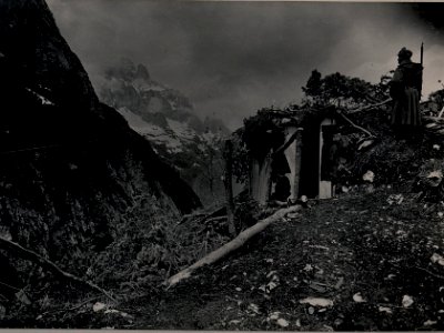 Feldwache in der kleinen Naboisscharte, Hintergrund Montasch, aufgenommen am 1.6.1916 (BildID 15473227)