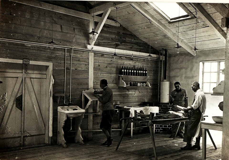 Feldspital 2-16 in Prvacina, Operationsraum, 10.5.1916. (BildID 15594838)