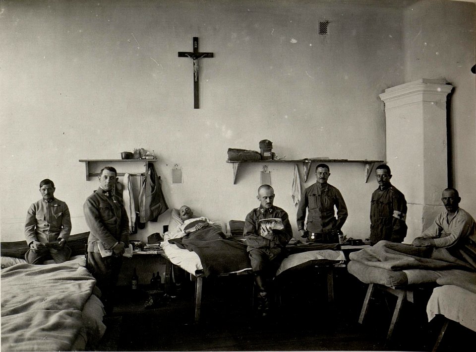 Feldspital 3-13, Krankenzimmer. Aufgenommen am 6.V.1916. TLUMACZ. (BildID 15537416)