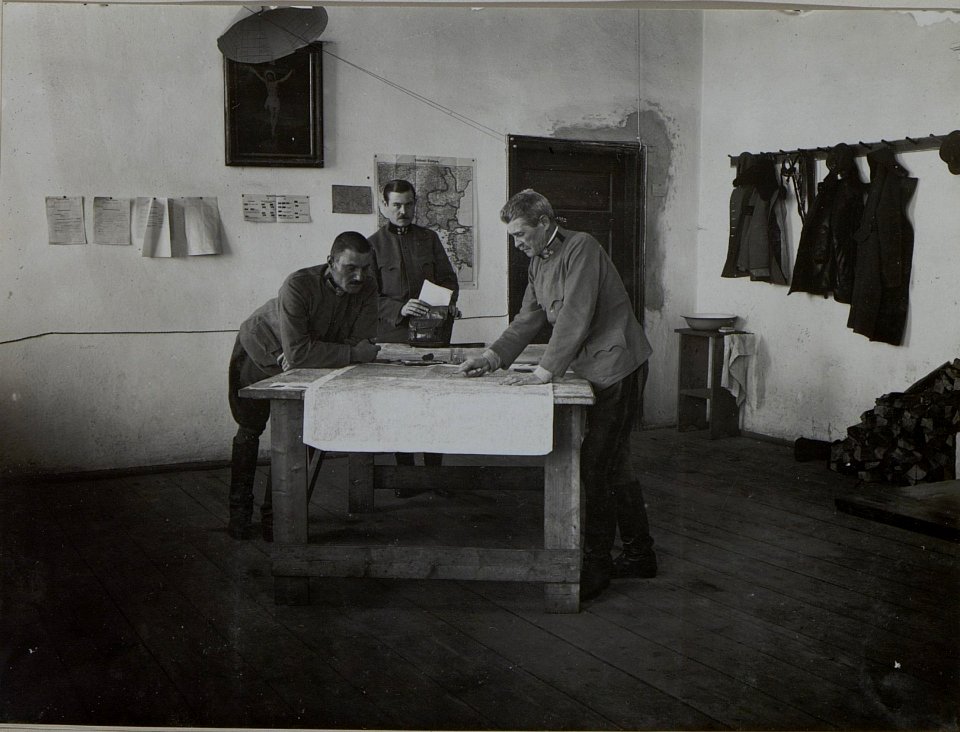 Feldzeugmeister Siegmund von Benigni , Korpskommandant des 8.Korps mit seinem Generalstabschef Oberstleutnant Dobretzberger und Adjutanten, Jänner 1917 (BildID 15455373)
