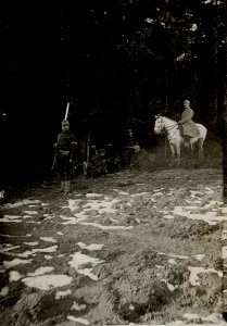 Feldwache des Honvedbaons 1-14 Oblt.Behr Rudolf im Walde zur Bewaching der Schützengräben. (BildID 15538494)