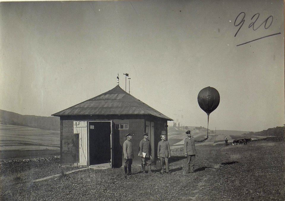 Feldwetterstation Brzezany. I. Hochlassen des Versuchsballons. (BildID 15727369)