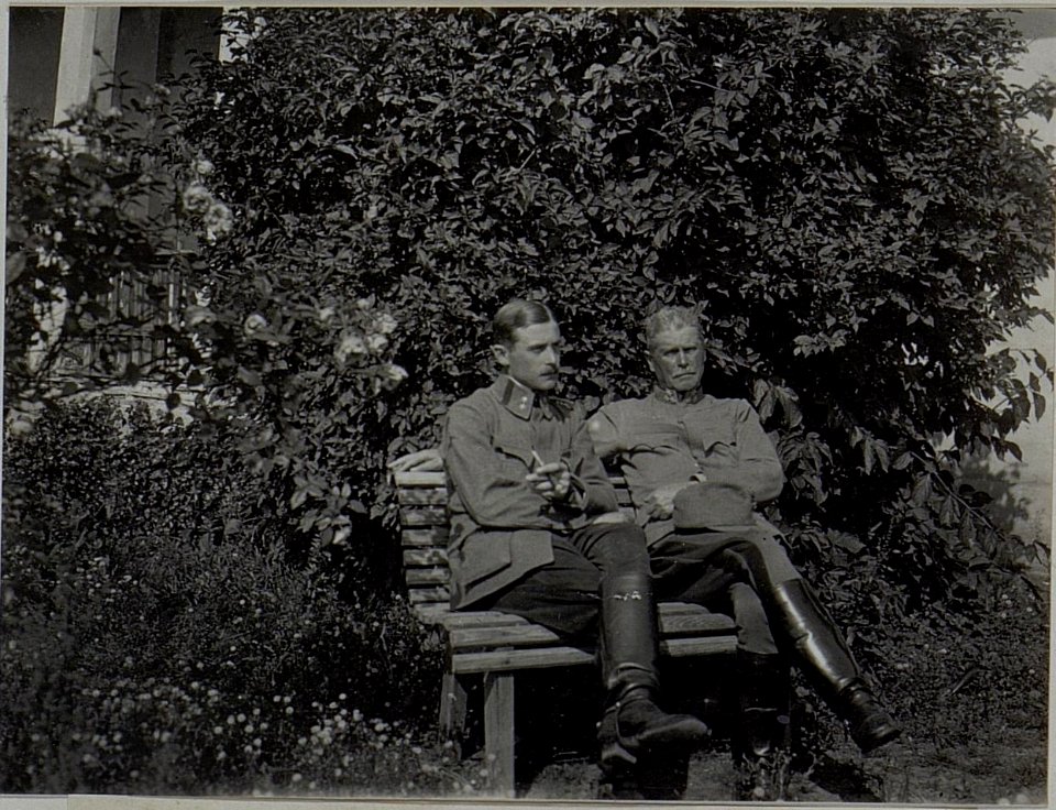Feldzeugmeister Siegmund Benigni mit seinem Sohn vor dem Quartier in Perehinsko, Februar 1916 (BildID 15455338)