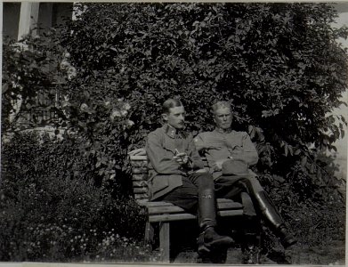 Feldzeugmeister Siegmund Benigni mit seinem Sohn vor dem Quartier in Perehinsko, Februar 1916 (BildID 15455338)