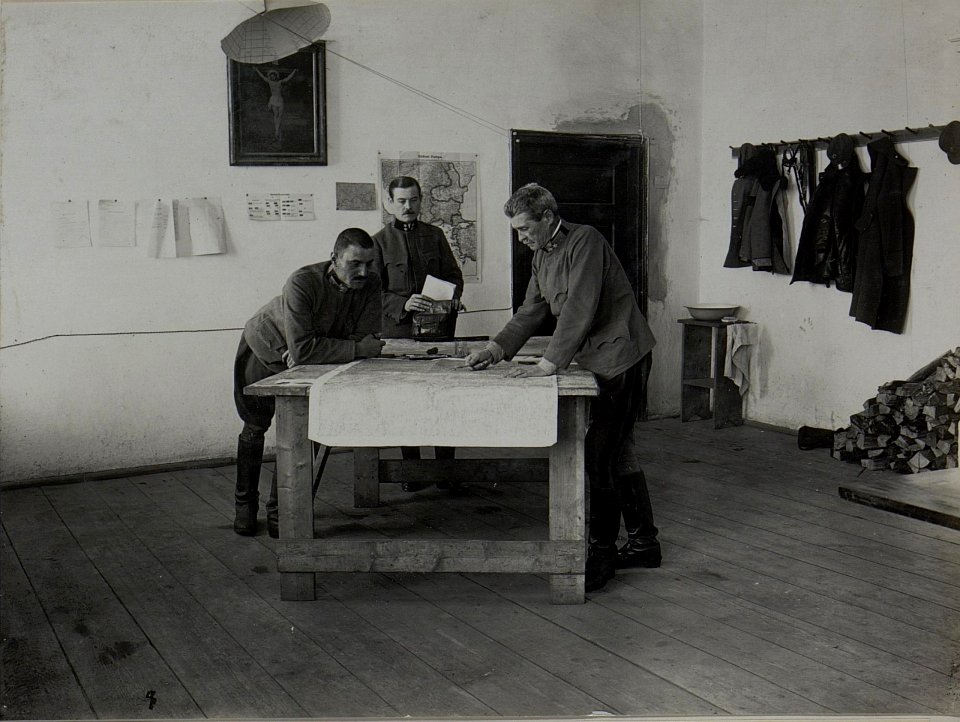 Feldzeugmeister Siegmund von Benigni , Korpskommandant des 8.Korps mit seinem Generalstabschef Oberstleutnant Dobretzberger und Adjutanten, Jänner 1917 (BildID 15455380)