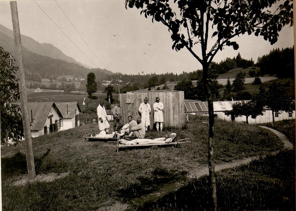 Feldspital in Törl-Maglern.Sonnenbad. (15-6.1917.) (BildID 15799027)