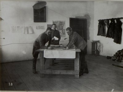 Feldzeugmeister Siegmund von Benigni , Korpskommandant des 8.Korps mit seinem Generalstabschef Oberstleutnant Dobretzberger und Adjutanten, Jänner 1917 (BildID 15455366)
