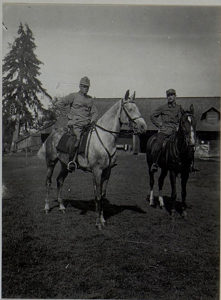 Feldzeugmeister Siegmund von.Benigni mit seinem Sohn zu Pferd vor den Quartier in Perehinsko, Februar1916 (BildID 15455345)