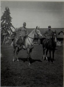 Feldzeugmeister Siegmund von.Benigni mit seinem Sohn zu Pferd vor den Quartier in Perehinsko, Februar1916 (BildID 15455345)