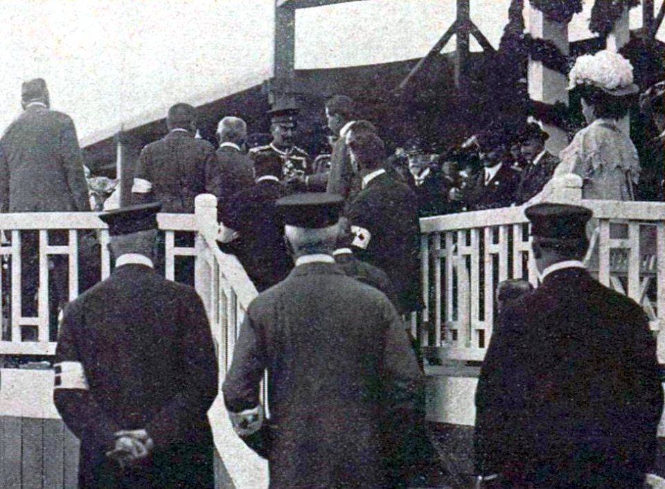 Felice Nazzaro vainqueur du Kaiserpreis 1907 reçoit sa coupe des mains de l'empereur Guillaume II