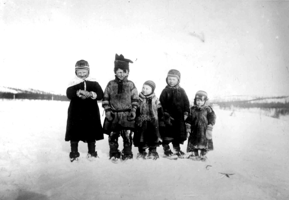 Fem samebarn i vintersnø, fra Sandnes, Sør-Varanger, Finnmark, 1903 - Norsk folkemuseum - NF.06725-017