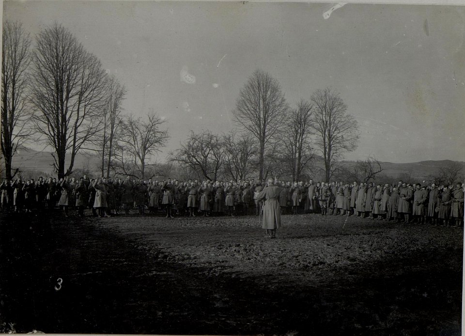 Felzeugmeister von Benigni nimmt Offizieren und Mannschaft den Eid im Dezember 1916 ab (BildID 15455443)