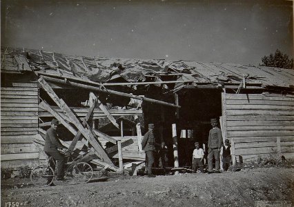 Feltre. Durch Fliegerbombe beschädigte Arbeitsbaracke. (BildID 15647593)