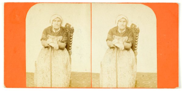 Femme en costume de Châteaulin 995-43-28