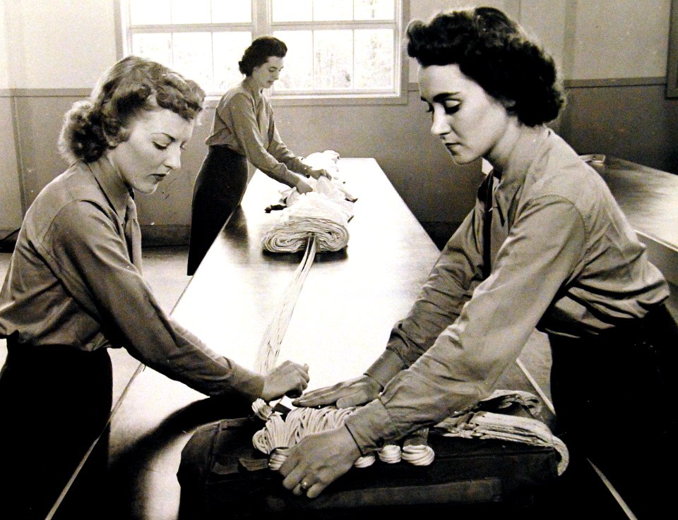 Female Marines learn how to pack parachutes at Paramarine School, New River, North Carolina, 1943 (26339668162)