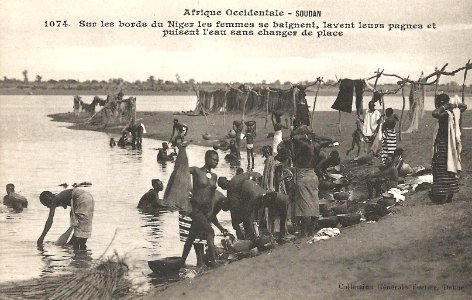 Femmes au bord du Niger (AOF)